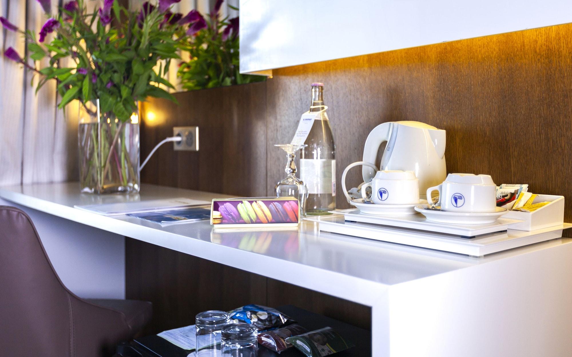 迦玛特厄尔毛拉迪酒店 外观 照片 A Nespresso machine in a hotel room