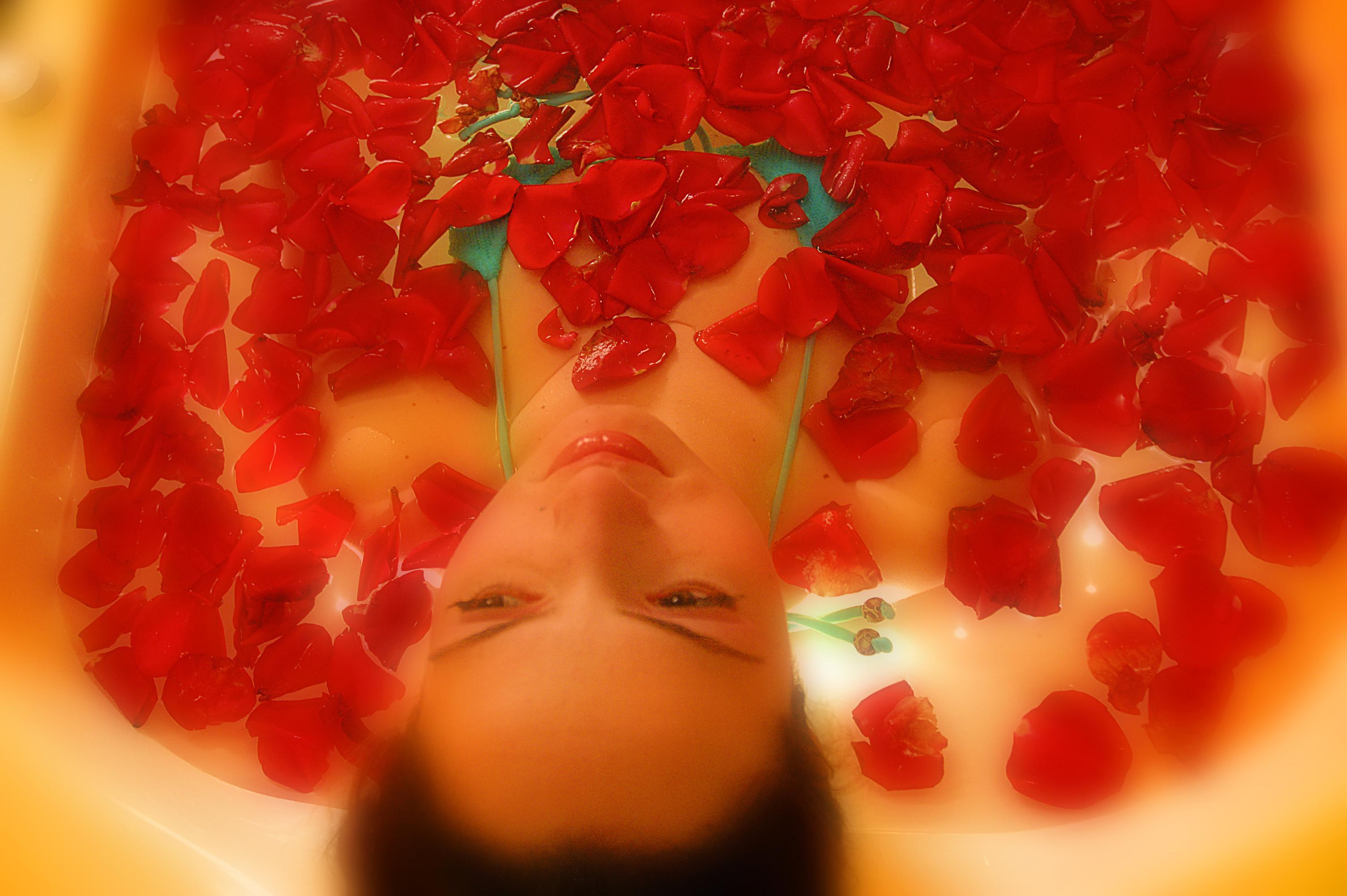 迦玛特厄尔毛拉迪酒店 外观 照片 A woman in a rose petal bath