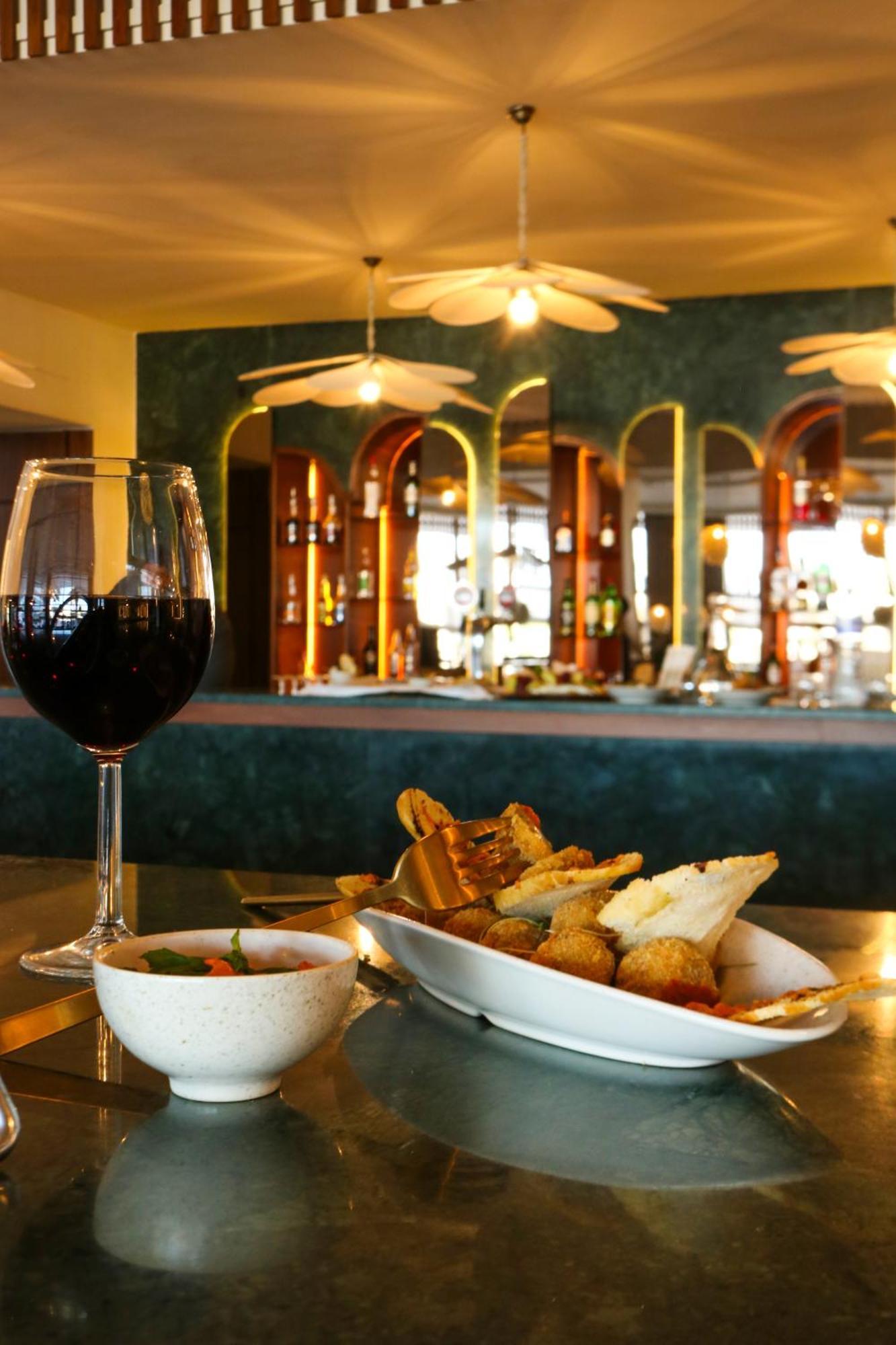 迦玛特厄尔毛拉迪酒店 外观 照片 A wine bar in Madrid, Spain