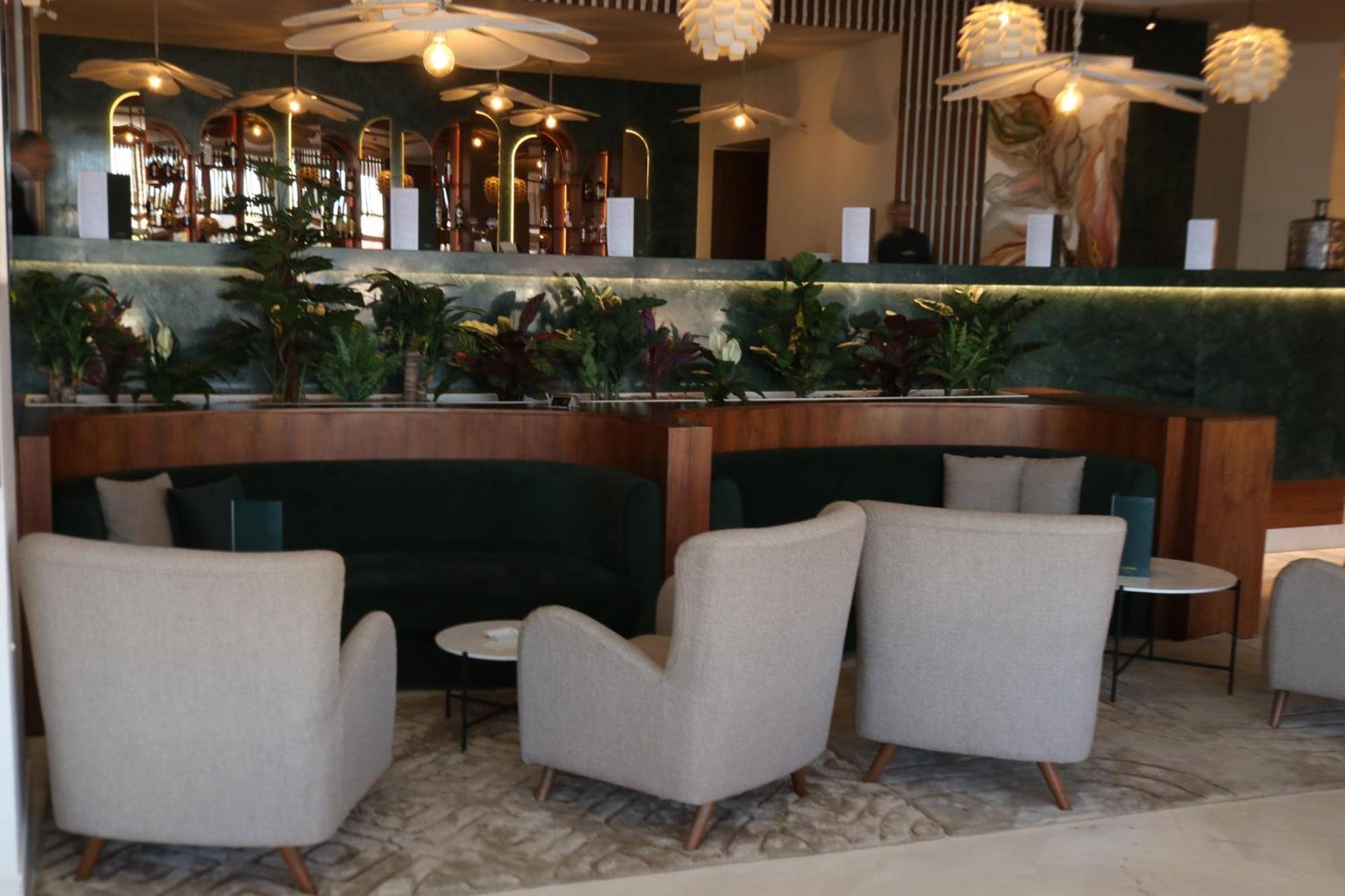 迦玛特厄尔毛拉迪酒店 外观 照片 The lounge at the airport
