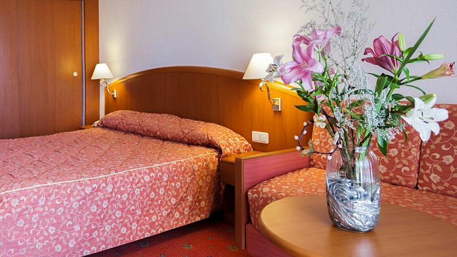 迦玛特厄尔毛拉迪酒店 外观 照片 A typical hotel room